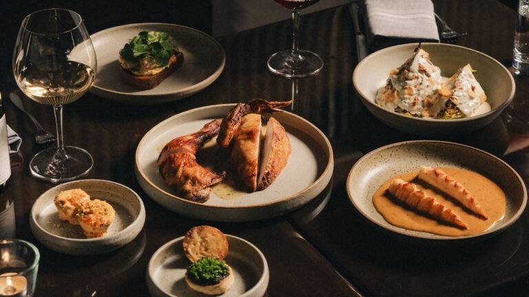 Nikmati energi baru dan kelezatan 23 restoran terbaik Portland yang wajib Anda coba.