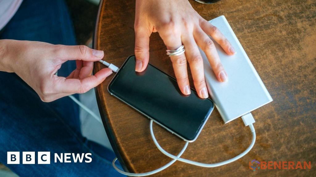 Pria terluka setelah power bank terbakar di lounge Bandara Melbourne.