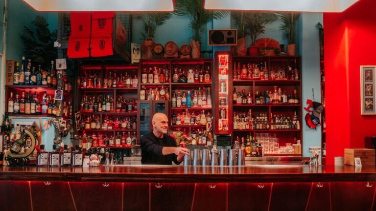 Nikmati anggur, tapas, dan pemandangan Akropolis yang memukau dari bar terbaik Athena.