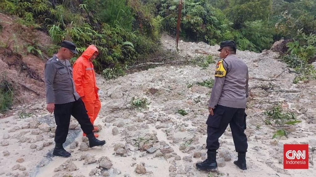 Akses Vital Sipirok-Tapanuli Utara Terputus Akibat Longsor