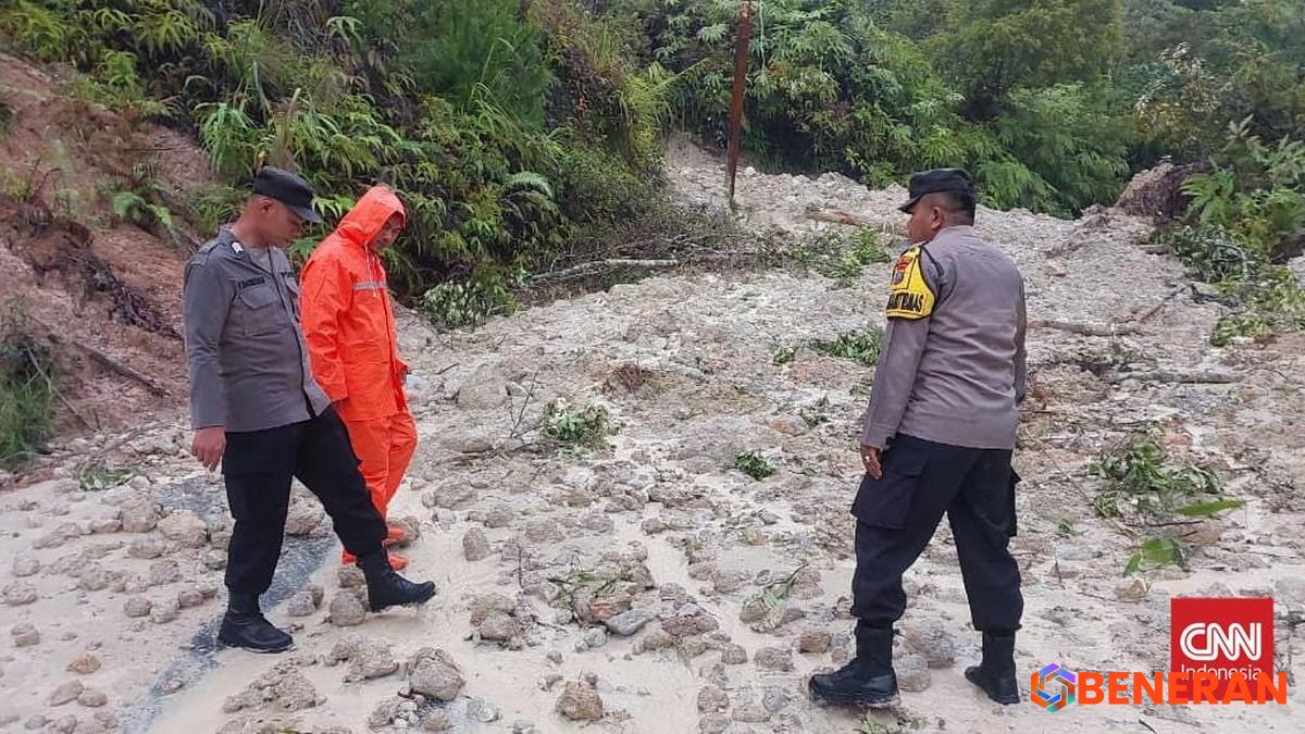 Akses Vital Sipirok-Tapanuli Utara Terputus Akibat Longsor