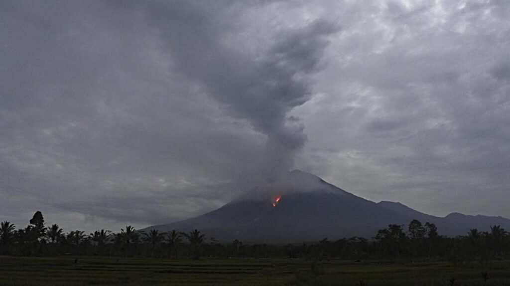 Aktivitas Gunung Semeru: Asap Putih Membumbung Tinggi