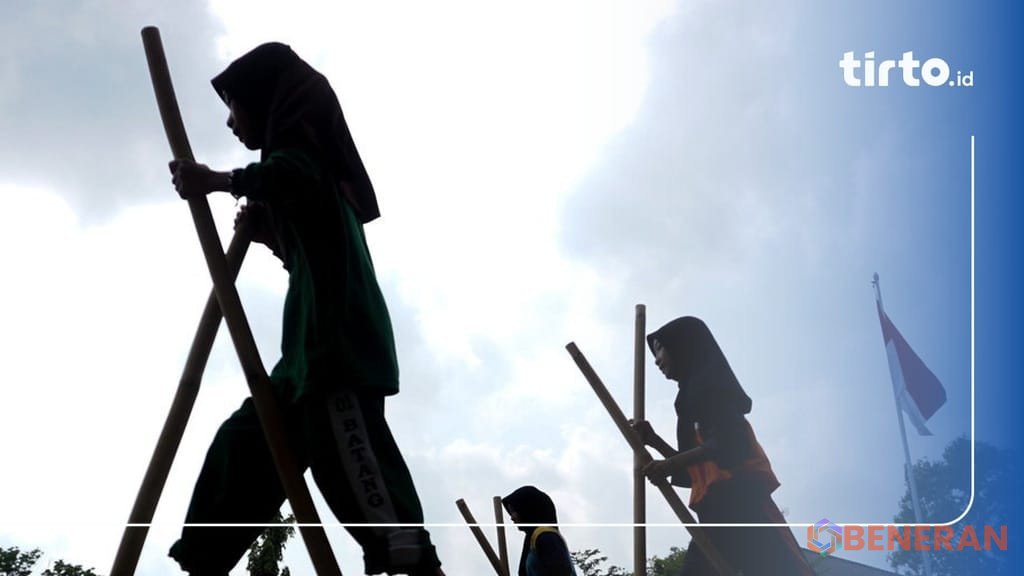 Egrang: melangkah tinggi, menjaga pesona permainan tradisional Indonesia.