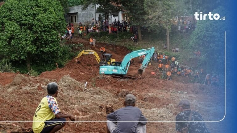 Pencarian korban longsor Cilacap terus berlanjut. 11 tewas, 12 lainnya masih hilang.