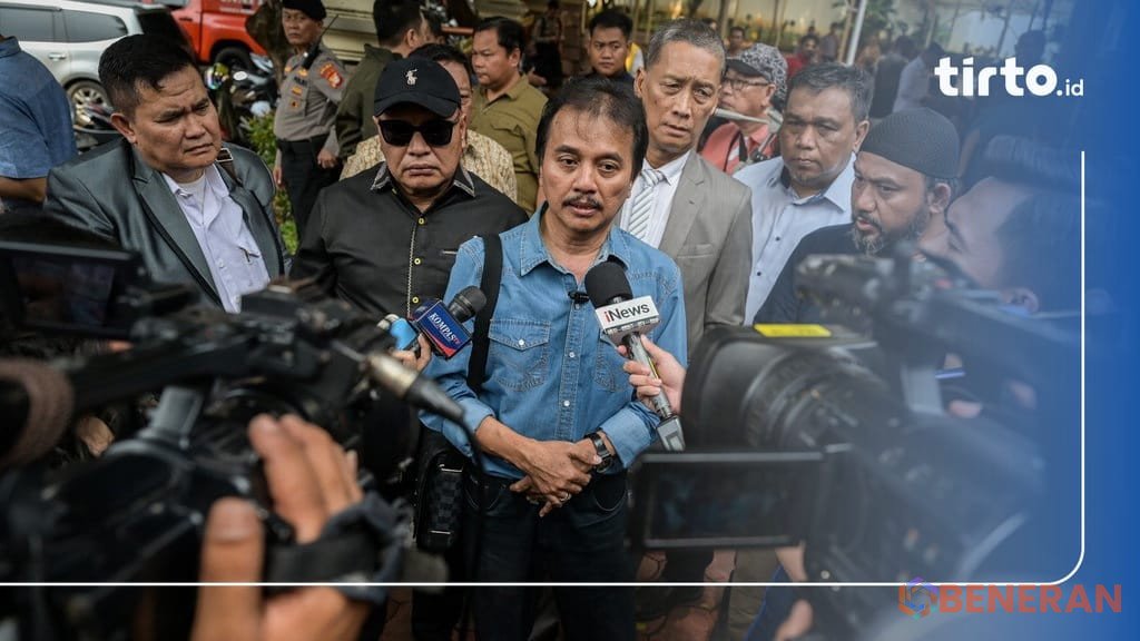 Roy Suryo dan rekannya menjalani pemeriksaan krusial di Polda Metro Jaya.