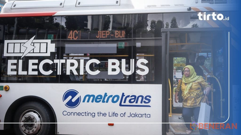 Terendam banjir, Transjakarta alihkan rute sementara. Layanan normal segera pulih.