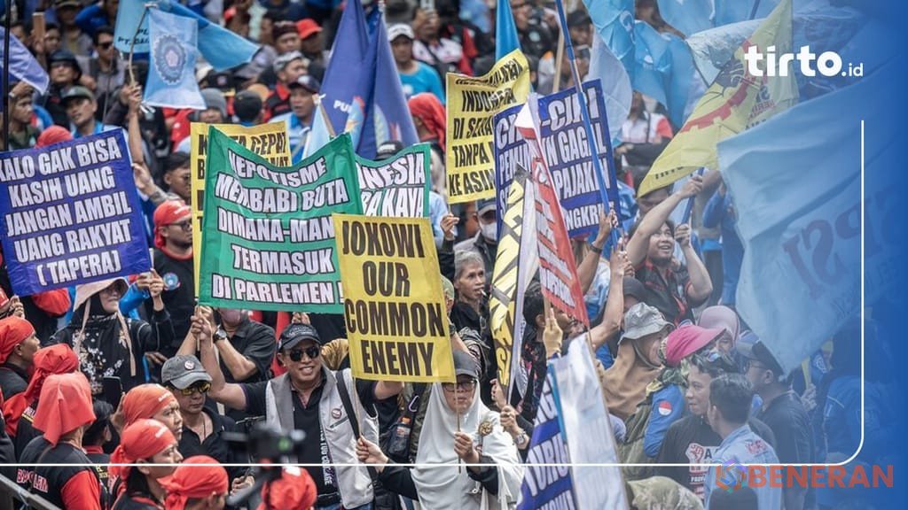 Ribuan buruh penuhi Bekasi, suarakan tuntutan kenaikan UMP Jabodetabek.