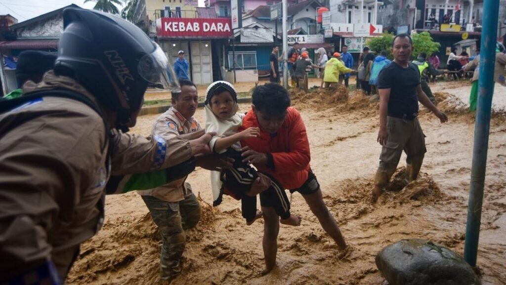 Banjir Bandang Terjang Pasar Baru Padang, Dampak Meluas