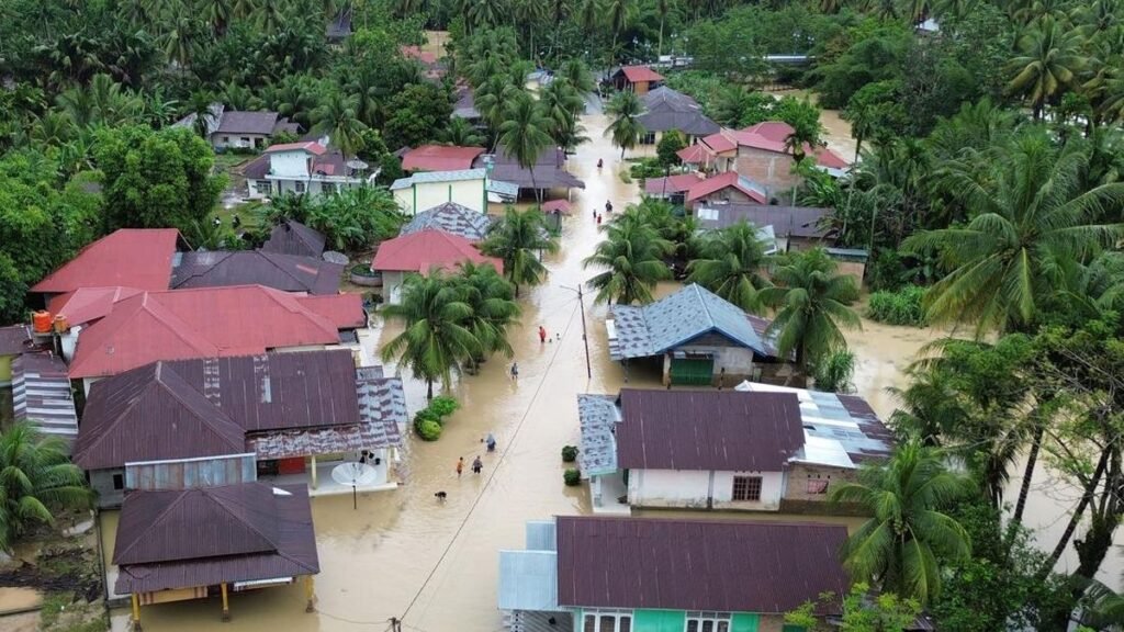 Banjir Lumpuhkan Jalan Nasional Penghubung Padang-Pasaman Barat