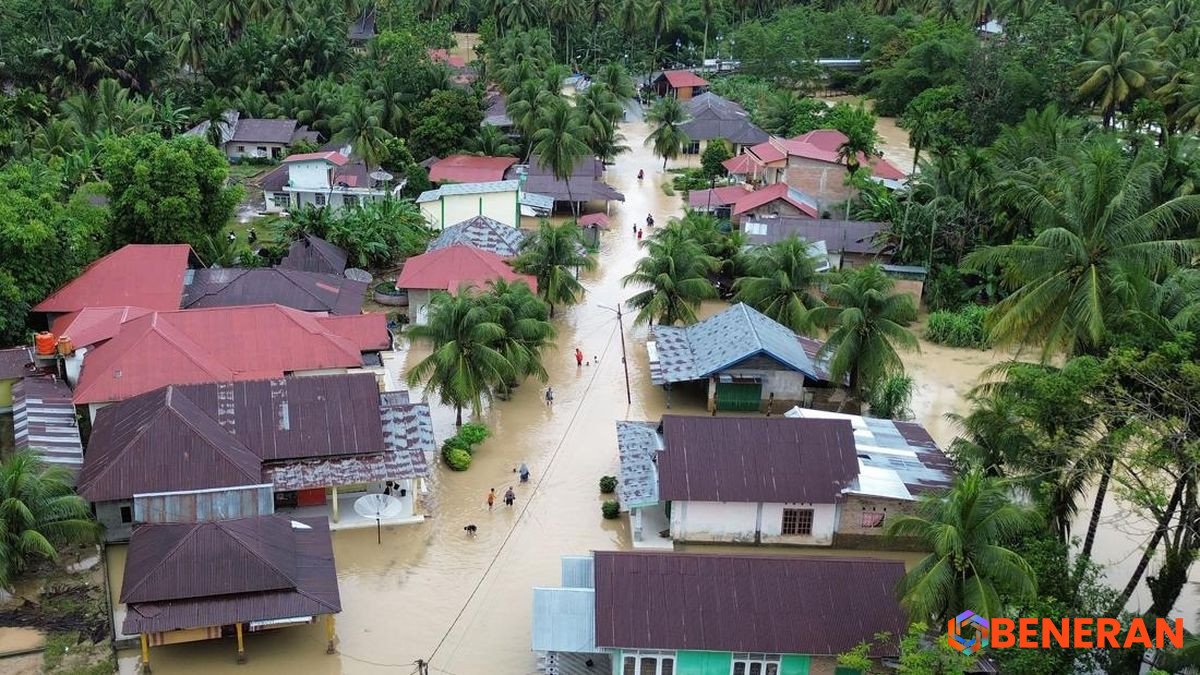 Banjir Lumpuhkan Jalan Nasional Penghubung Padang-Pasaman Barat