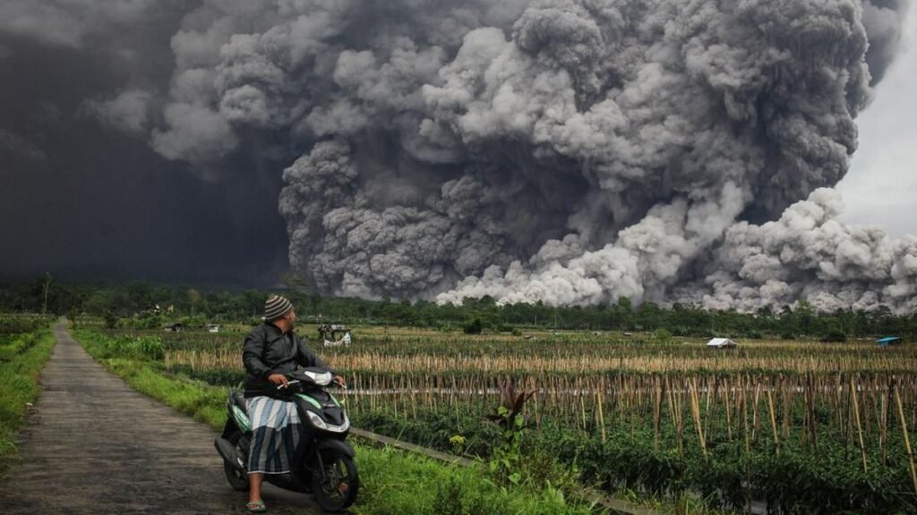 Dinamika Nasional Sepekan: Dari Erupsi Semeru hingga Keputusan Hukum Krusial