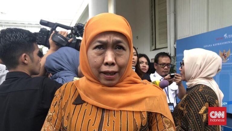 Gubernur Khofifah Ingatkan Bahaya Merekam Erupsi Semeru dari Dekat