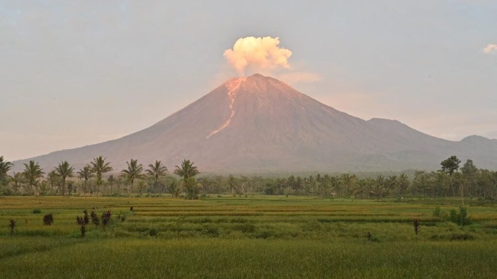 Gunung Semeru Turun Status ke Siaga Setelah Aktivitas Mereda