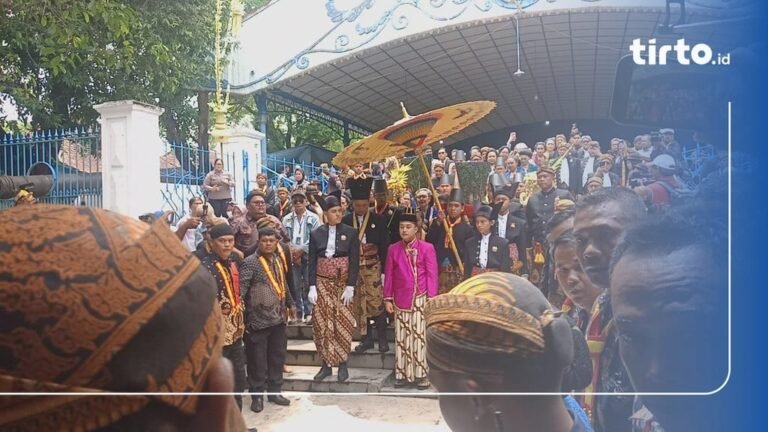 KGPAA Hamangkunegoro dikukuhkan sebagai Pakubuwana XIV, berikrar kelola Keraton Surakarta berbasis syariat dan adat.
