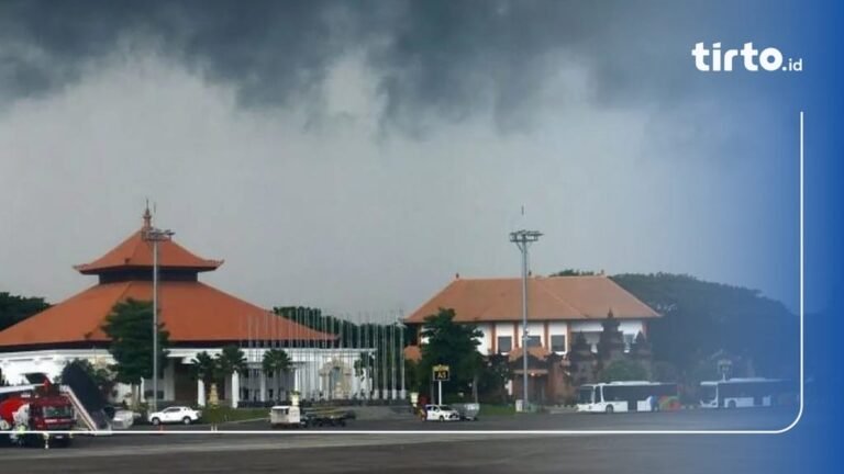 BMKG ingatkan potensi cuaca ekstrem. Waspada bibit siklon tropis pemicu badai.