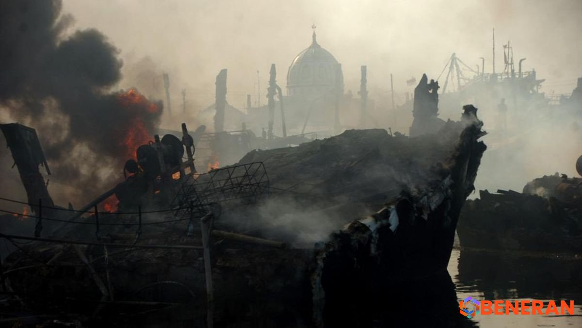 Kebakaran Tragis Kapal Makmur 03: Sebelas ABK Hilang di Perairan Banda