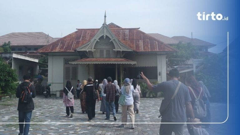 Peran sentral Dewan Adat Keraton Solo dalam suksesi dan pelestarian tradisi.