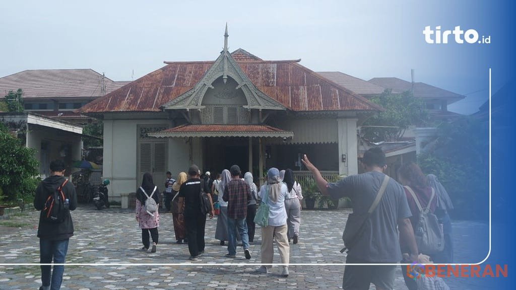 Peran sentral Dewan Adat Keraton Solo dalam suksesi dan pelestarian tradisi.