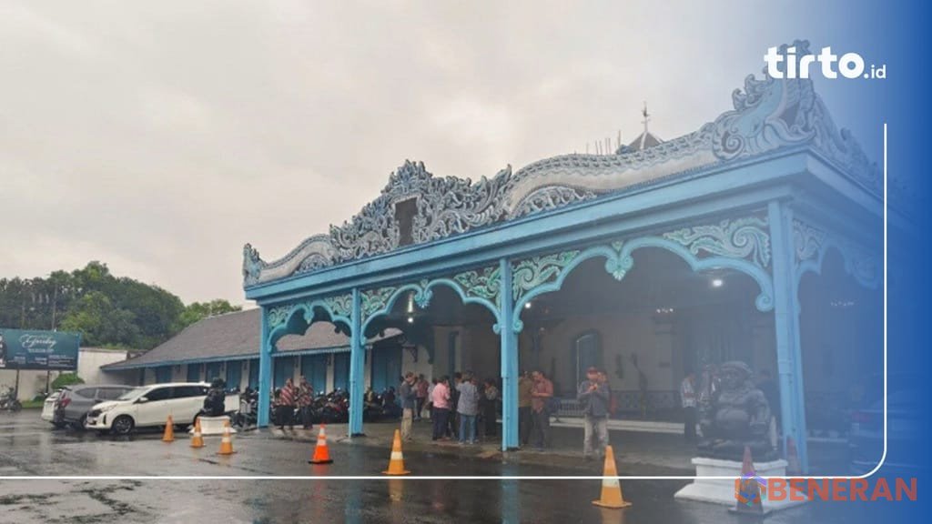 KGPH Hangabehi resmi dinobatkan sebagai Pakubuwono XIV dalam upacara adat Keraton Surakarta.