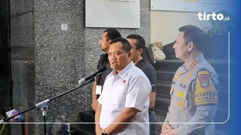 Roy Suryo dan rekan-rekannya meninggalkan gedung usai diperiksa sebagai tersangka.