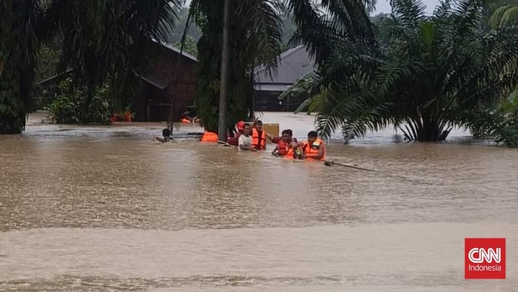 Langkat Dilanda Banjir Parah, Ribuan Warga Dievakuasi Tim SAR