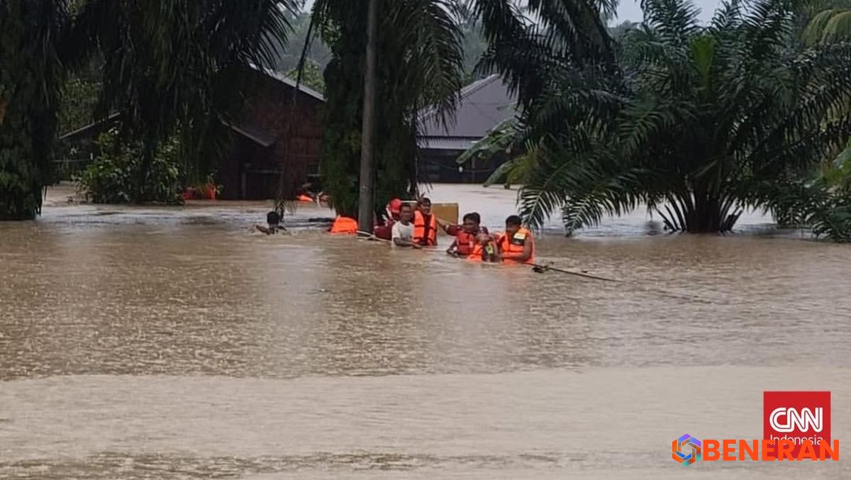 Langkat Dilanda Banjir Parah, Ribuan Warga Dievakuasi Tim SAR