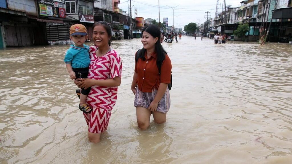 Medan Diterjang Banjir Hebat, Warga Mengungsi ke Lantai Atas