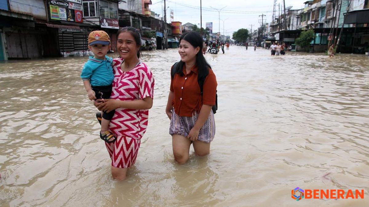 Medan Diterjang Banjir Hebat, Warga Mengungsi ke Lantai Atas