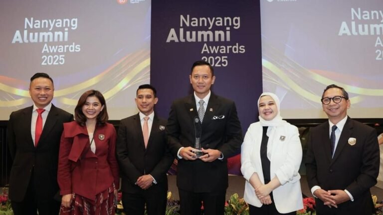 Nanyang University Anugerahkan Penghargaan Alumni Terkemuka kepada AHY
