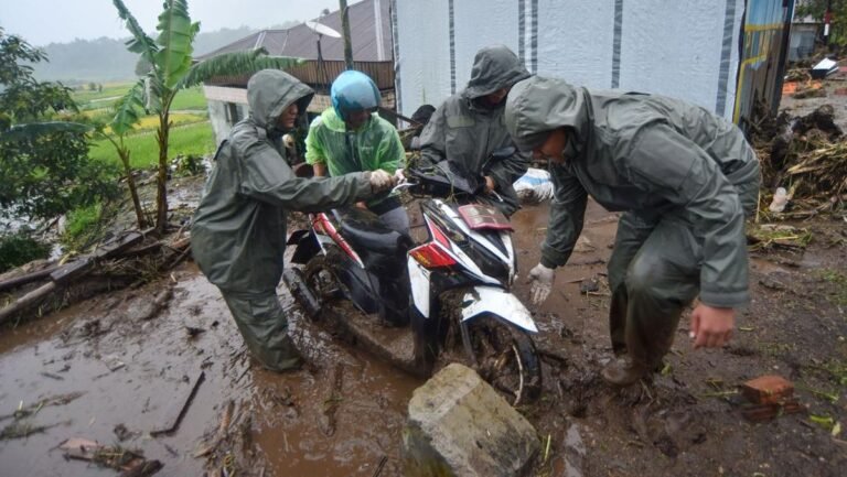 Padang Panjang Dilanda Banjir, Jalan Utama Menuju Bukittinggi Terputus