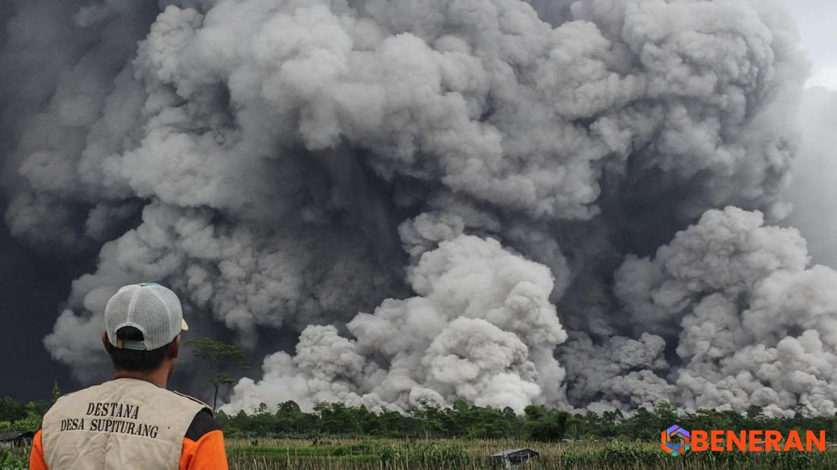 Pendaki Ranu Kumbolo Selamat Dievakuasi Pasca-Erupsi Semeru