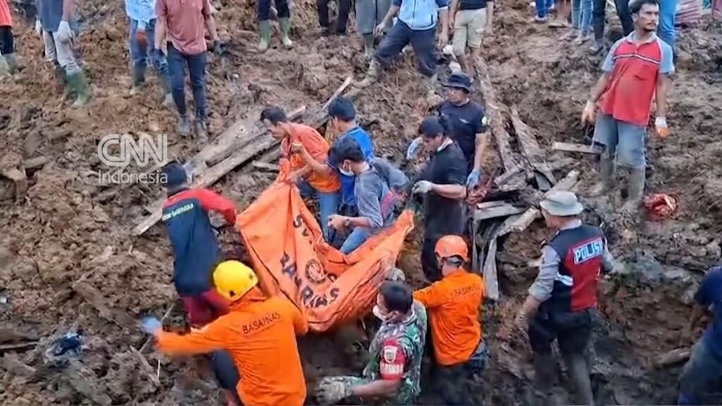 Sibolga Dilanda Banjir dan Longsor, Puluhan Warga Masih dalam Pencarian