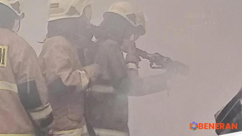 Api Lahap Papan Reklame Sarinah, Diduga Akibat Korsleting Listrik