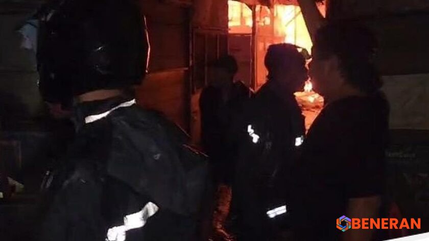 Api Mengganas di Pasar Lemahabang Cirebon, Ratusan Kios Hangus