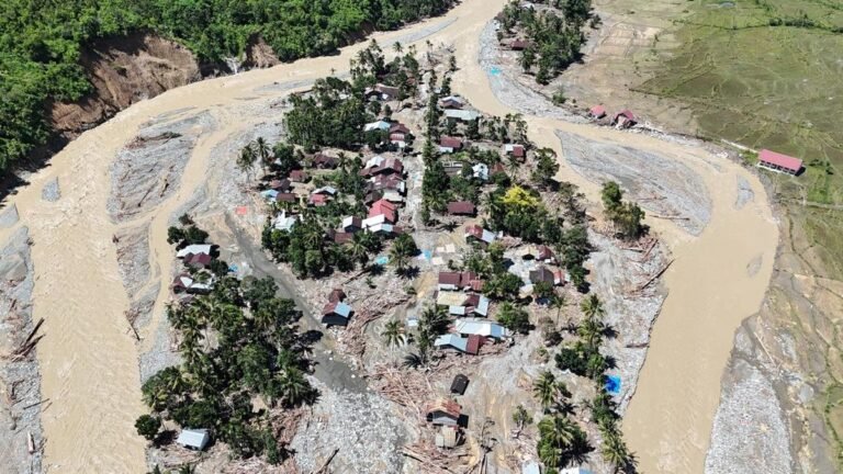 Banjir Bandang Aceh: Gubernur Sebut "Tsunami Kedua" di Tengah Ratusan Korban