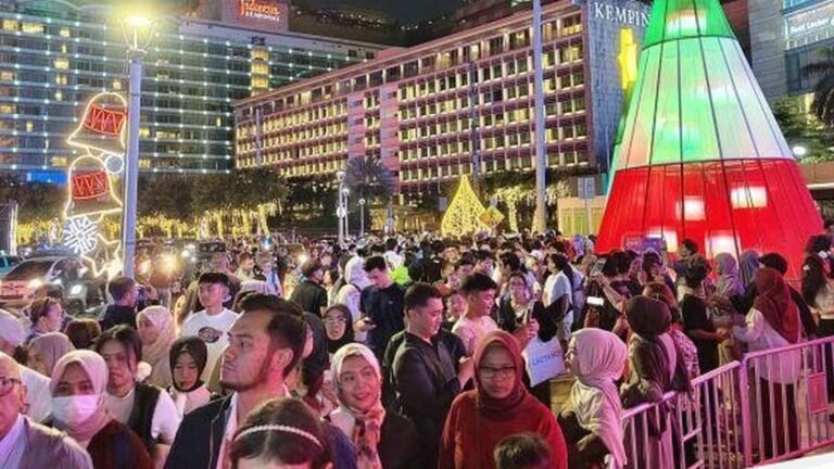 Bundaran HI Bersinar: Warga Padati Festival Cahaya Natal Jakarta
