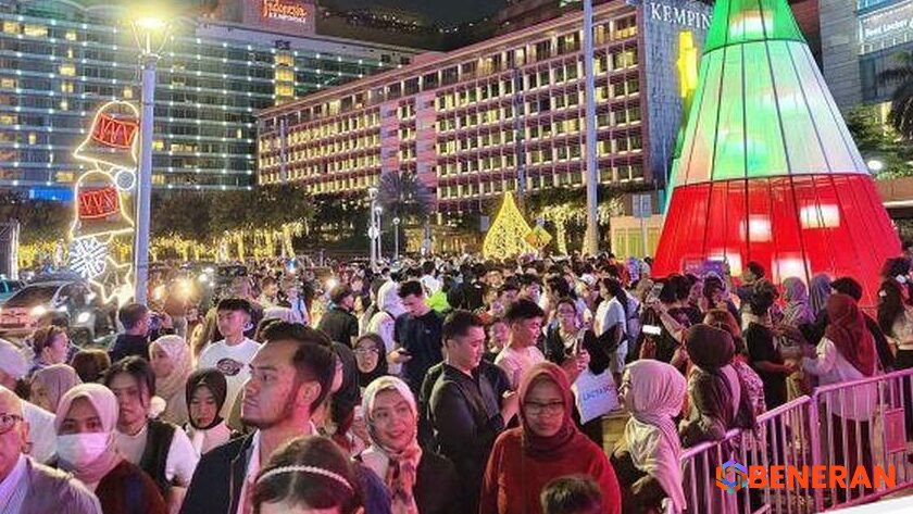 Bundaran HI Bersinar: Warga Padati Festival Cahaya Natal Jakarta