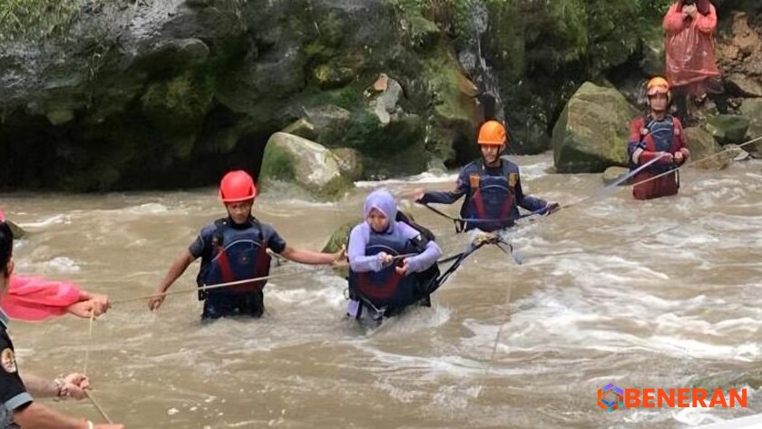 Evakuasi Dramatis di Curug Seribu Bogor, Lima Wisatawan Selamat dari Arus Deras