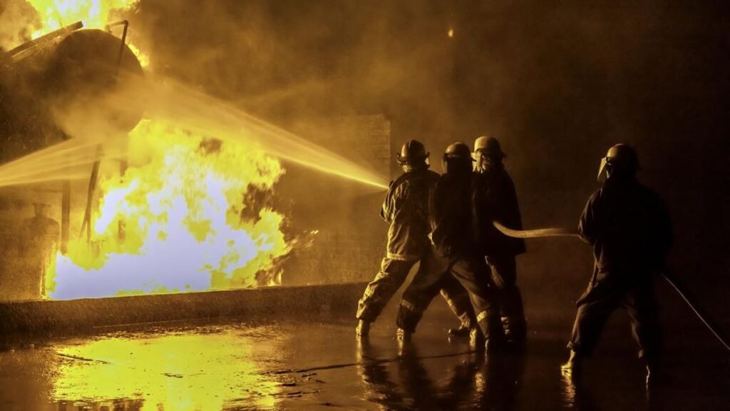 Kebakaran Hebat Landa Gudang Pabrik Dua Kelinci di Pati