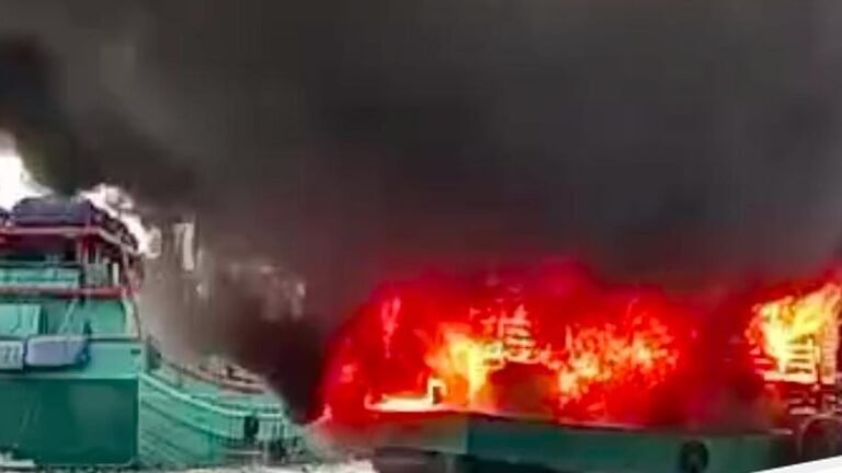 Kobaran Api Lalap Dua Kapal Nelayan di Pelabuhan Muara Baru