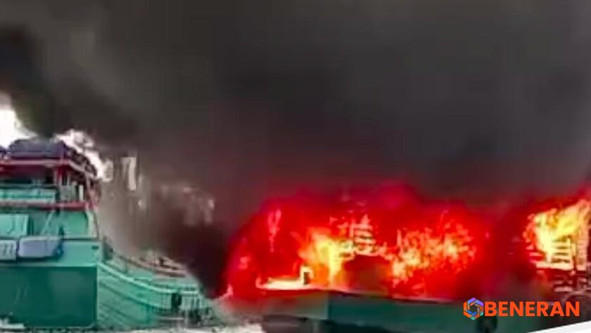 Kobaran Api Lalap Dua Kapal Nelayan di Pelabuhan Muara Baru