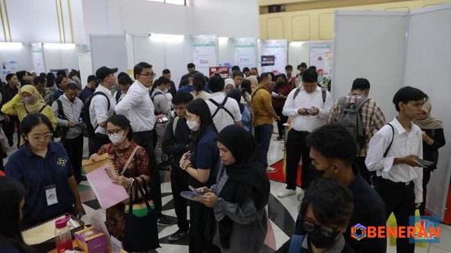 Lonjakan Keputusasaan Cari Kerja: Alarm Ekonomi Indonesia Berbunyi