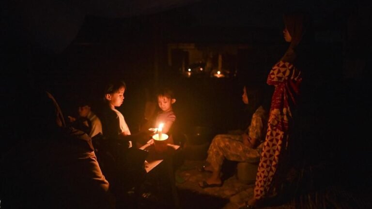 Palembayan Agam Terisolasi Longsor, Bantuan Belum Tiba