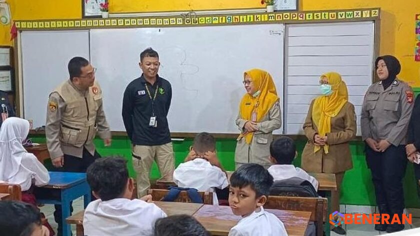 Pemulihan Trauma di SDN Kalibaru 01: Polisi Mendampingi Pasca Insiden Kendaraan