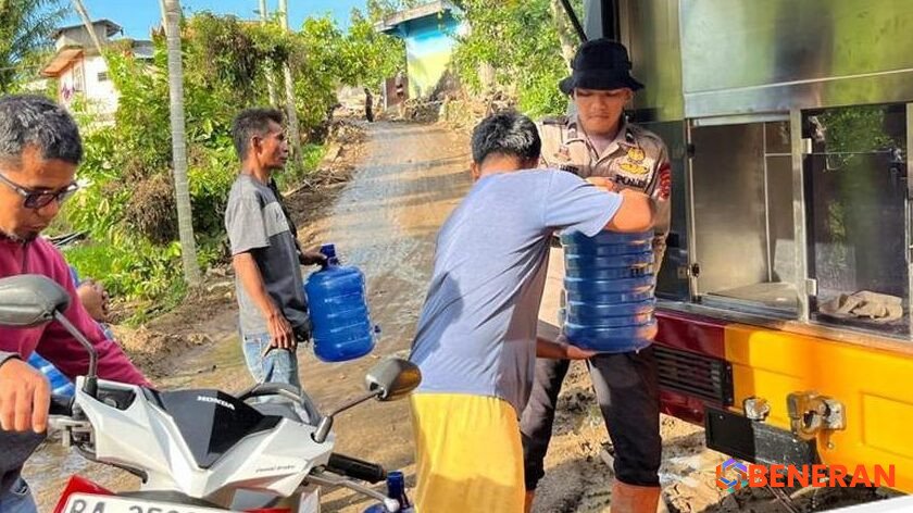 Respons Cepat Polri Atasi Krisis Air dan Lumpur di Agam