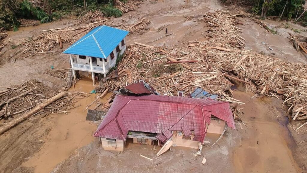TNI AU Kirim Bantuan Darurat Via Udara untuk Korban Banjir Tapanuli Utara