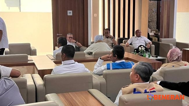 Update: Di Padang, Dony Oskaria Bahas Bantuan Banjir dengan Dirut BUMN