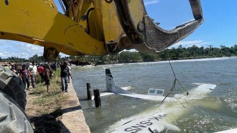 Evakuasi Dramatis Pesawat Smart Air dari Pesisir Nabire