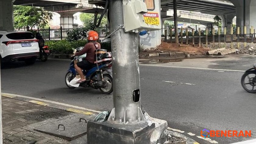 Insiden Transjakarta di Tanjung Barat: Tiang Listrik Ditabrak, Lalu Lintas Tersendat Parah