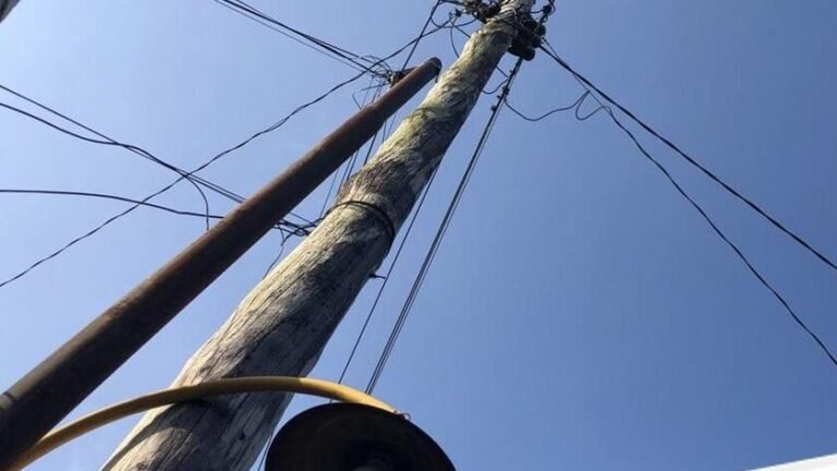 Menguak Misteri Bunyi Tiang Listrik di Tengah Malam